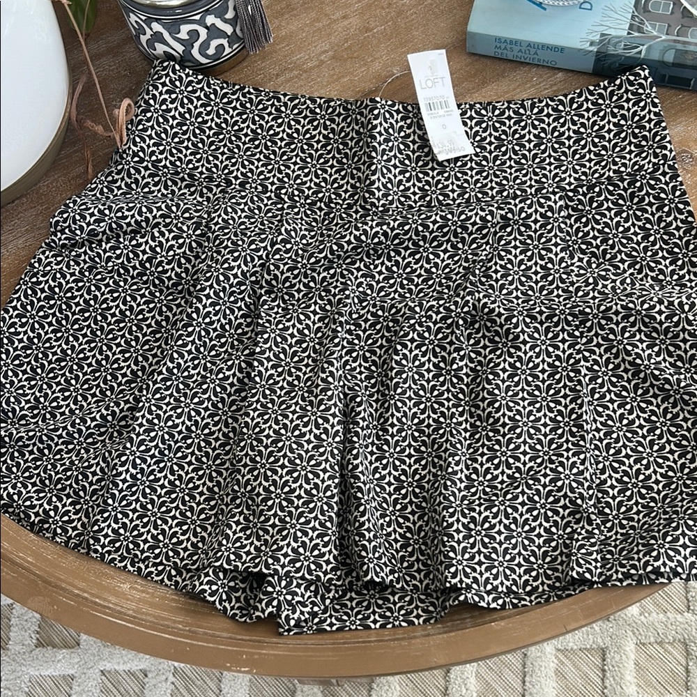 LOFT Black and White Patterned Women’s Shorts - Picture 3 of 3